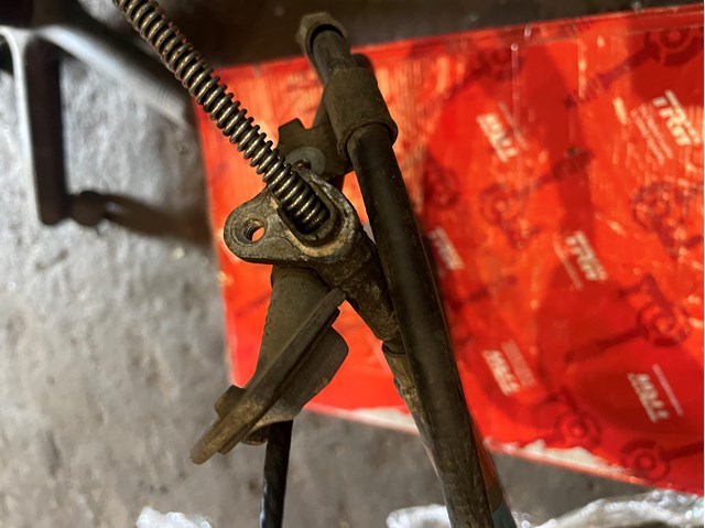 Трос стоянкового гальма задній правий 4642042132 TOYOTA