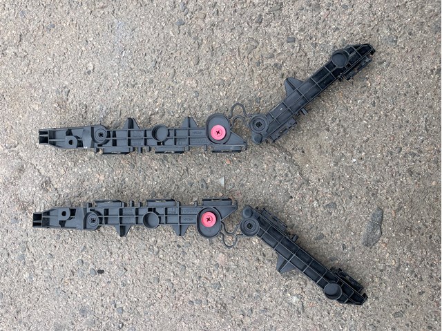 Ліве кріплення заднього бампера 521560R070 TOYOTA