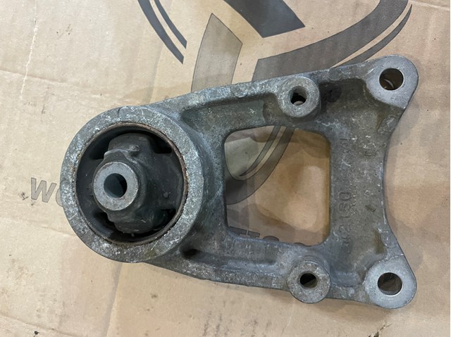 Траверса заднього редуктора, ліва 5238042120 TOYOTA