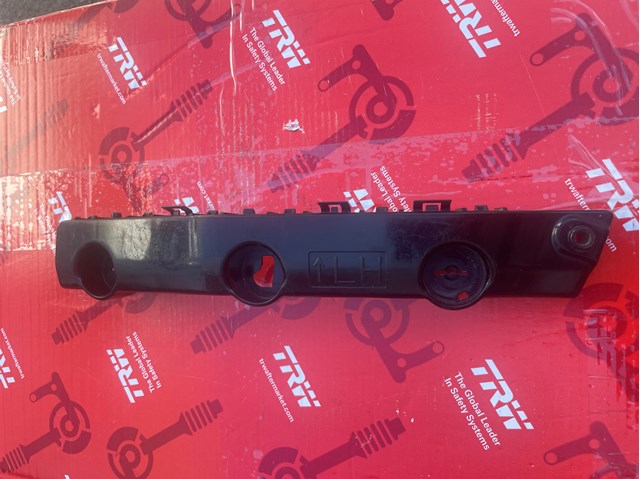 Ліве кріплення переднього бампера 622234BA0A NISSAN