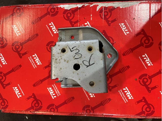 Кронштейн підсилювача заднього бампера 6410B896 MITSUBISHI