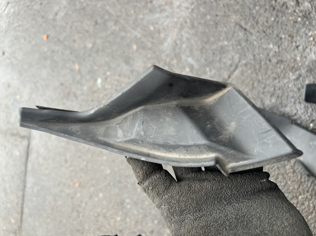 Заглушка жабо збоку 7405A538 MITSUBISHI