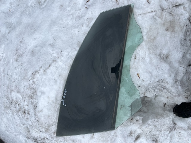 Скло передніх дверей, правих 824212T010 HYUNDAI