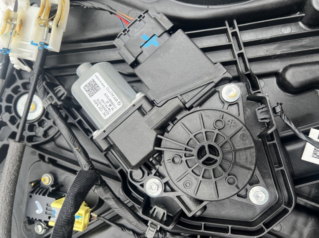 Двигун склопідіймача двері передньої, лівої 82450S1010 HYUNDAI