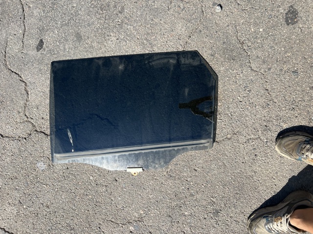 Скло заднє ліве 834112P010 HYUNDAI