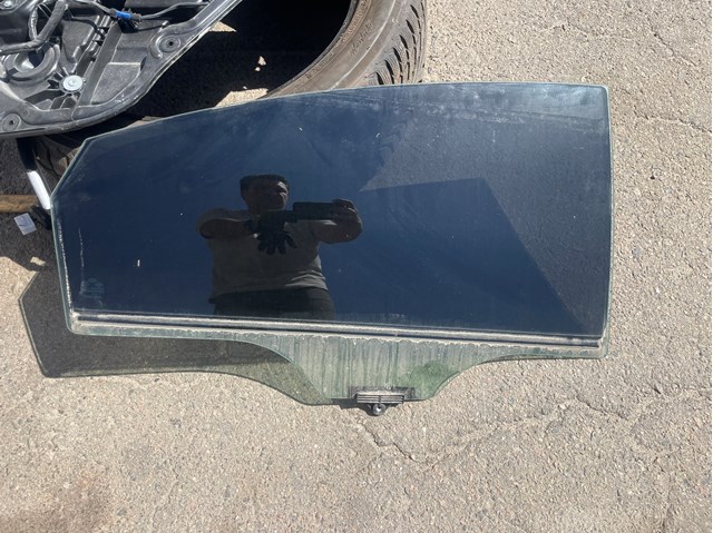 Скло задньої двері правої 834203S010 HYUNDAI