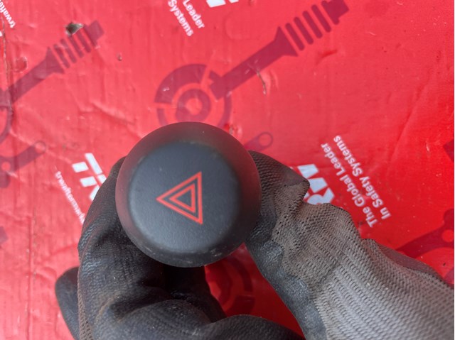 Кнопка включення аварійного сигналу 8433242020 TOYOTA