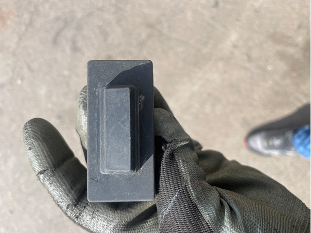 Кнопка приводу замка задньої 3/5 двері (ляди) GHK1568D0 MAZDA