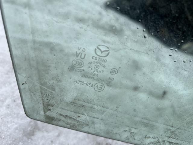 Скло передніх дверей, правих GHP958510A MAZDA
