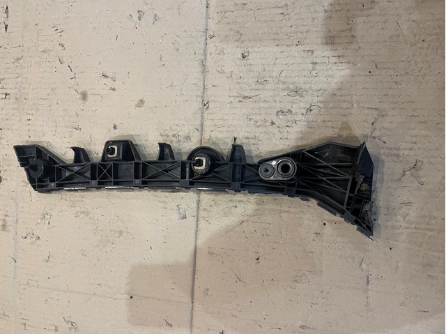 Кронштейн бампера заднього, правий GJR9502H1 MAZDA