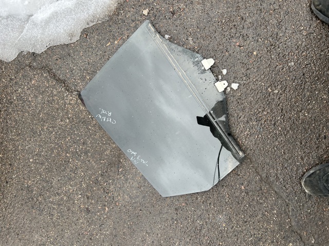Скло заднє праве KB8C72510 MAZDA