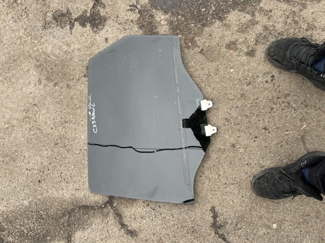 Скло задньої двері лівої KB8C73510 MAZDA