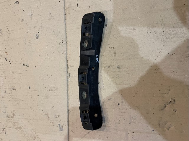 Кронштейн бампера переднього, правий KD4550153 MAZDA