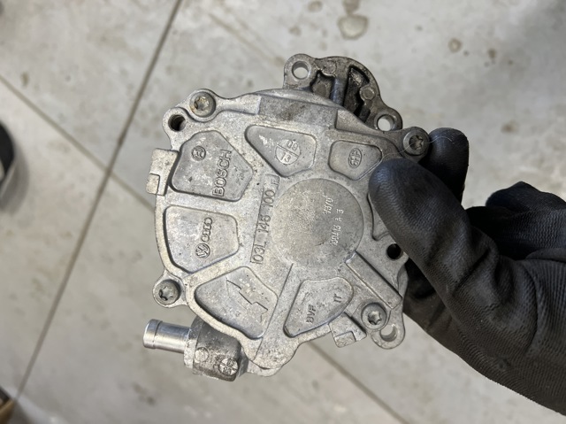 Насос вакуумний 03L145100E VAG