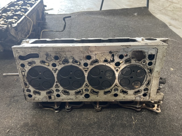 Головка блоку циліндрів 04L103064F VAG