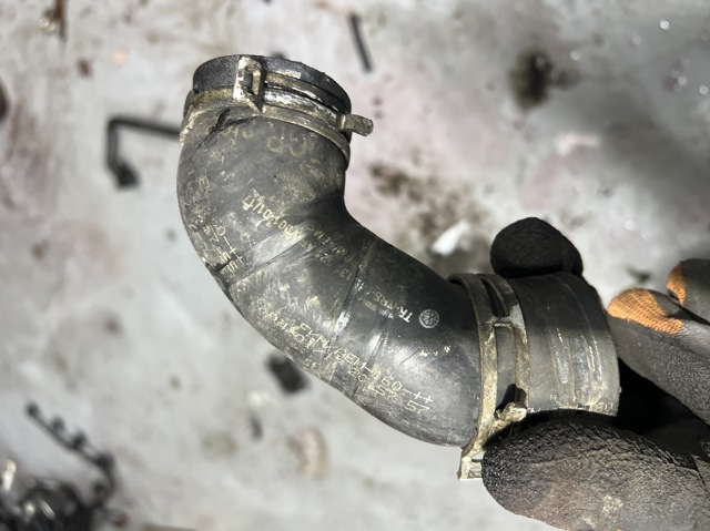 Шланг (патрубок) радіатор EGR, відведення 04L131521AF VAG