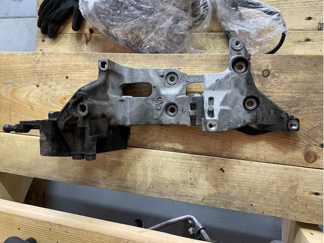 Кронштейн генератора 04L903143B VAG
