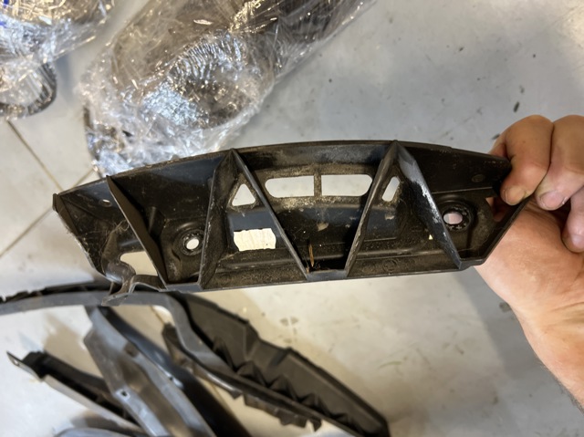 Напрямна заднього бампера, права 1Z9807394 VAG