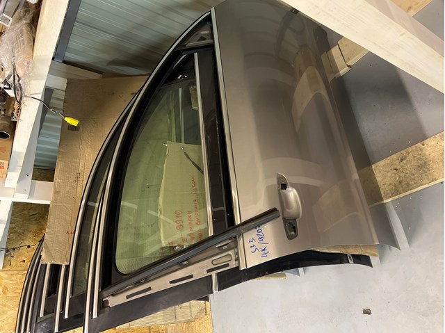 Дверка передня права 3T0831056 VAG
