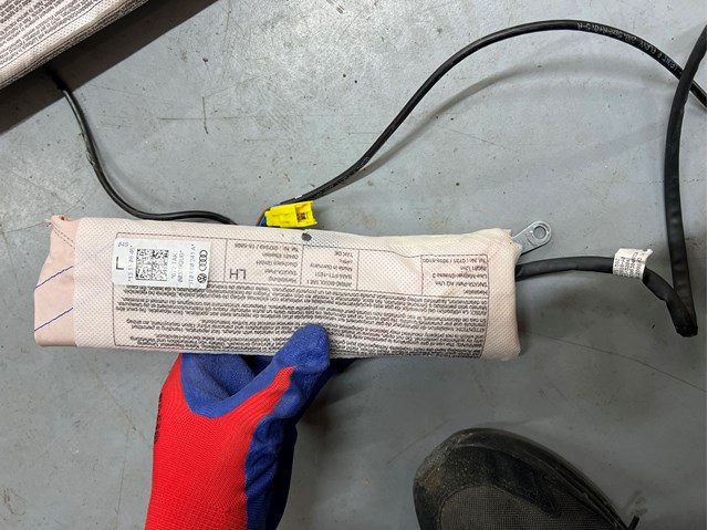 Подушка Айрбег спинки сидіння лівого 3T0880241A VAG