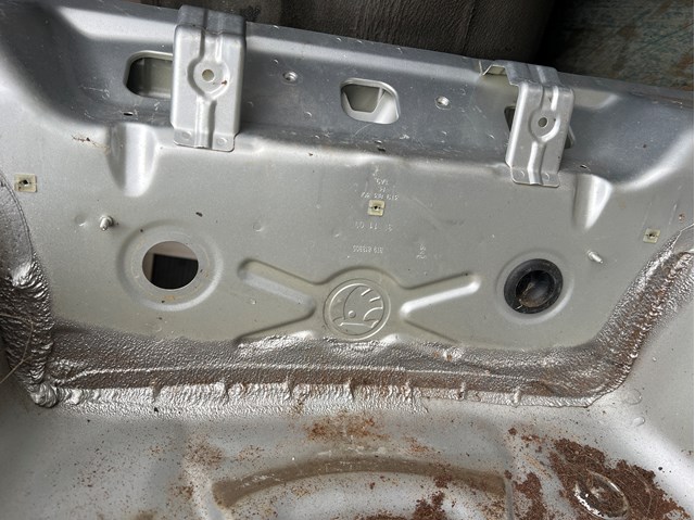 Задня панель багажника 3T9813301 VAG