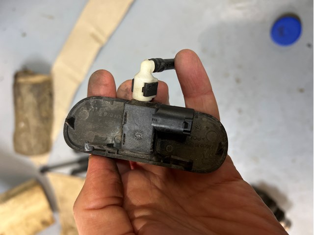 Форсунка омивача скла лобового, права 4G0955988 VAG