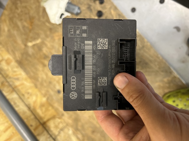 Блок комфорту задніх дверей 4G8959795E VAG