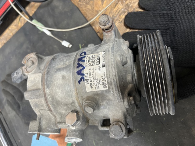 Компресор кондиціонера 5Q0816803E VAG