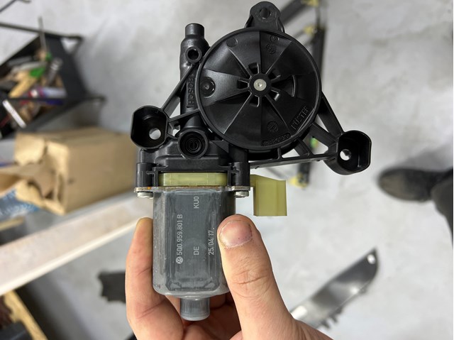 Двигун склопідіймача двері передньої 5Q0959801B VAG