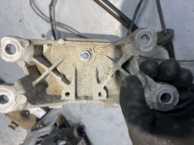 Кронштейн подушки коробки передач 8K0399115T VAG