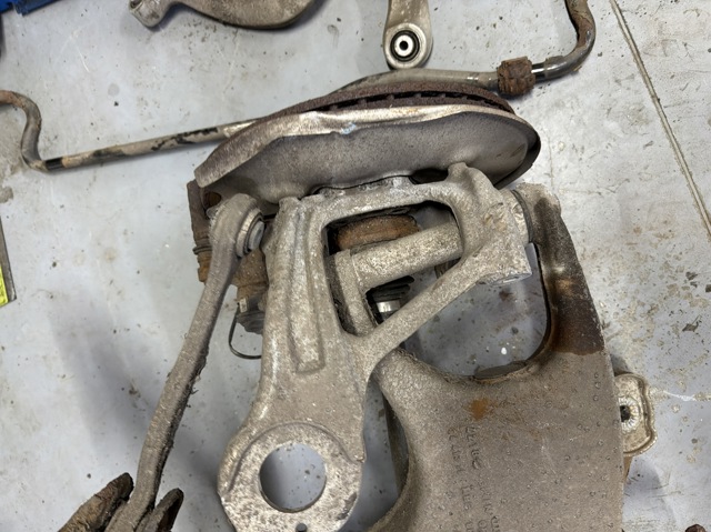 Цапфа поворотного кулака 8R0505435C VAG