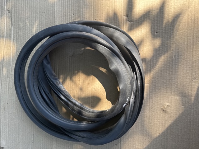 Ущільнювач дверей задніх, (на кузові) KB7W68913C MAZDA