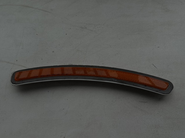 Катафот (відбивач) переднього бампера, правий 63147437084 BMW