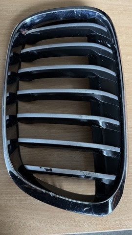 Решітка радіатора ліва 7354823 BMW