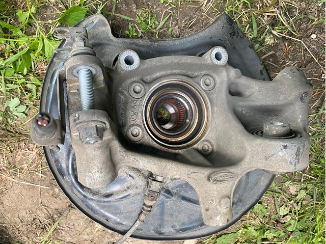 Цапфа ліва 4M0505431AE VAG