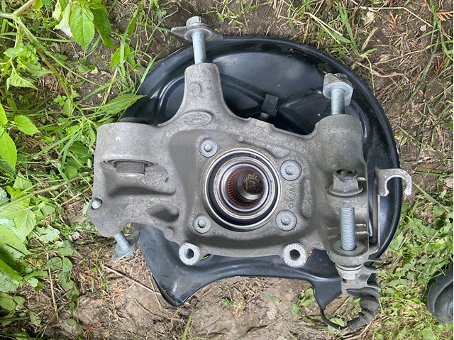 Цапфа поворотна ліва 4M0505431P VAG
