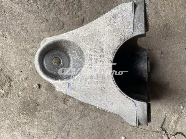 Кронштейн подушки (опори) двигуна, лівої 7L6199307A VAG