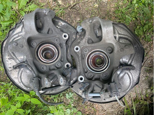 Цапфа поворотна ліва 80A505435J VAG