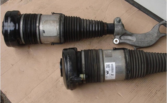Стійка передня 80A616039G VAG
