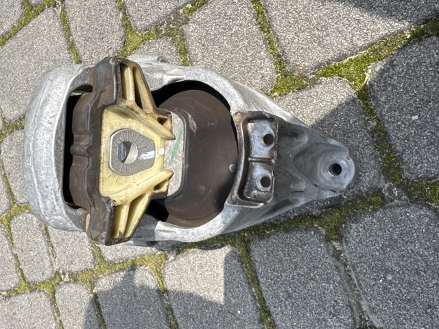 Права подушка двигуна 8W0199372DB VAG