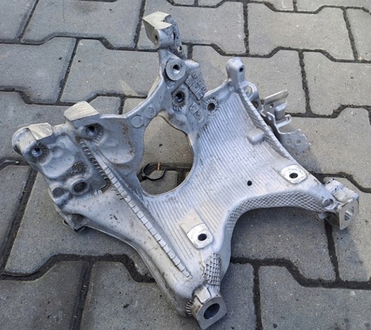 Кронштейн передньої балки 8W0399296E VAG