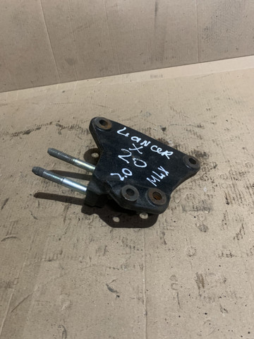 Кронштейн подушки (опори) двигуна, правої 1091A237 MITSUBISHI