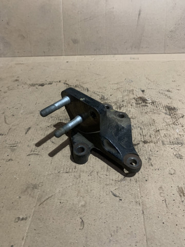 Кронштейн подушки (опори) двигуна, правої 216702B000 HYUNDAI