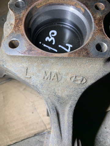 Кулак поворотний лівий 527102H000 HYUNDAI