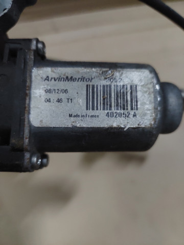 Склопідйомник задніх правих дверей 82700JD400 NISSAN