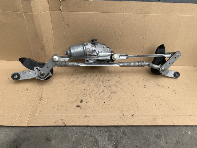 Двигун склоочисника лобового скла (трапеції) GHP967340 MAZDA