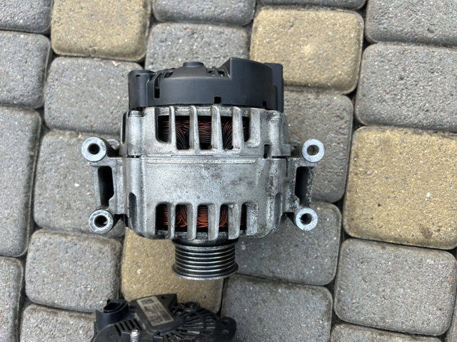 Генератор автомобільний 06K903015B VAG
