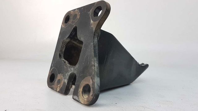 Кронштейн подушки (опори) двигуна, лівої 11233EB300 NISSAN