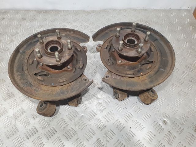 Цапфа поворотна права 28411FG040 SUBARU