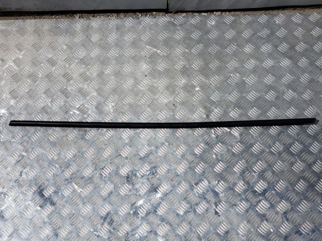 Молдинг опускного скла двері задньої, лівої 51357258293 BMW